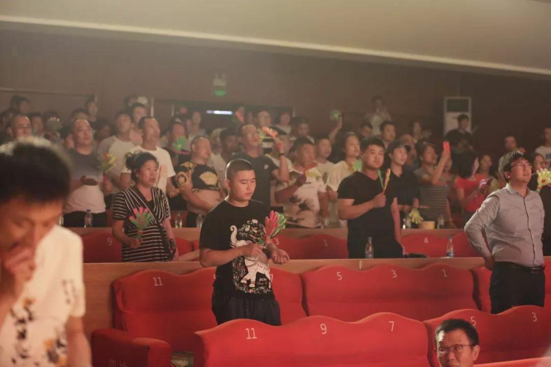 小米14 Pro全等深微四曲屏大受欢迎!卢伟冰:结合直屏+曲屏优点